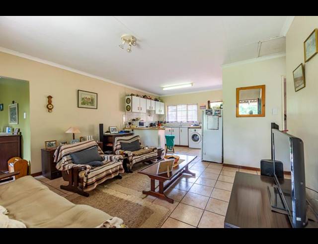 2 BEDROOM TOWNHOUSE FOR SALE IN HAYFIELDS